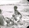 BD/329/10 Papoea-vrouwen en -kind met draagnetten en baby