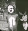 BD/329/17 Portret van een Papoea-man met een peniskoker, met witbeschilderd gelaat en borst 