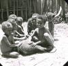 BD/329/3 Papoea-kinderen poseren bij een dood varken