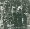 BD/40/88 Papoea's met hoofdtooi en pijl en boog van de rug genomen