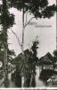 BD/186/104 Schip op de rede met op de voorgrond paalwoningen