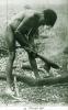 BD/186/44 Papoea hakt met een stenen bijl
