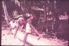BD/186/75 Mannen bezig met het maken van een prauw