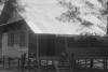 BD/216/13 Houten huis met dakbedekking  van zinken golfplaten