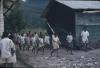 BD/248/169 Aankomst van marcherende Papoea's in het dorp