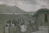 BD/248/179 GroepEkari's zittend rond een zendeling Bomou aan het Tigimeer