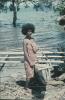 BD/248/205 Jonge vrouw bij vlot aan het water