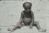 BD/248/317 Zittend kind in het zand