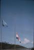 BD/248/332 Nederlandse vlag halfstok en vlag van VN