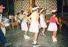 BD/269/117 Kinderen voeren een dans uit bij een afscheid