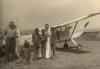 BD/269/38 Franciskaner broeder Henk Blom met Dani-kinderen bij een MAF-Cessna 