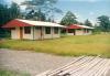 BD/269/66 Schilderwerkzaamheden aan de nieuw gebouwde school in Timika