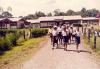 BD/269/89 Leerlingen bij het uitgaan van SMP-school St. Bernardus in Timika
