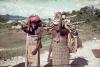 BD/289/249 Twee vrouwen dragen  hout