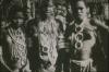 BD/309/154 Drie vrouwen in traditionele kleding met halssieraden en armsieraden gemaakt van schelpen
