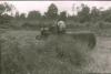 BD/309/294 Twee mannen bezig met het egaliseren van de grond met landbouwtractor 