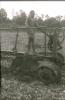 BD/309/300 Man bewerkt de grond met een frees ten behoeve van akkerbouw