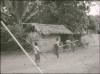 BD/309/369 Drie vrouwen voor een traditionele woning in het dorp Wersar
