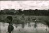 BD/309/391 Landschap met mannen werkzaamheden verrichtend in een riviertje