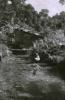 BD/309/395 Vrouw gehurkt in droge rivierbedding