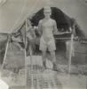 BD/318/48 Marinier poserend voor tent