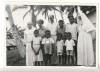 BD/335/20 Groepsfoto met o.m. pater N. Louter, een zuster en kinderen