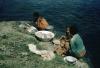 BD/66/77 Vrouwen aan het water bezig met de was