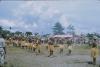 BD/171/121 Feestelijke festiviteit met traditionele versiering en kledij, trommels en versierde staf van de Papoea's
