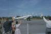 BD/171/241 Mensen zwaaien de passagiers van luchtmaatschappij van Kroonduif uit
