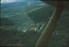 BD/171/289 Dorpje in gevarieerd landschap gezien vanuit vliegtuig