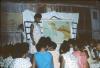 BD/171/365 Meisjes krijgen les met behulp van een geografische kaart