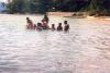 BD/269/699 In het water met wat Papoea kinderen