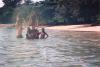 BD/269/700 In het water met wat Papoea kinderen