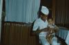 BD/171/868 Verpleegster met kind op schoot
