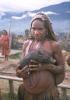 BD/166/53 vrouw uit de Baliemvallei heeft biggetje in haar armen