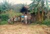 BD/269/1009 Missionarissen en papoeakinderen bij een hutje
