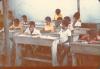 BD/269/1029 Kinderen aan het schrijven in de schoolbanken