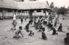 BD/269/1143 Asmat-kinderen bezig met een spel op het M.S.C. missieterrein in Agats