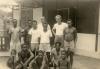 BD/269/1154 Bouwploeg bestaande uit Papoea's en westerlingen, met broeder Henk Blom (bovenaan links)