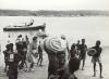 BD/269/1190 Passagiers komen aan in het haventje van Kokonua