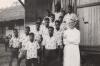 BD/269/1191 Franciscaans broeder Henk Blom met praktijkleerlingen in Kokonau