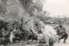 BD/269/1196 Franciscaans broeder Henk Blom met praktijkleerlingen op het strand tijdens een picknick