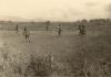 BD/269/1225 Papoea's spelen een partijtje voetbal in de Baliem-vallei