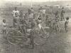 BD/269/1238 Groep Papoea-kinderen bekijkt fietsen en brommer