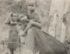 BD/269/1259 Portret van Papoea-vrouw met kind
