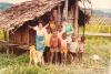 BD/269/845 Mensen met Papoea kinderen voor een hut